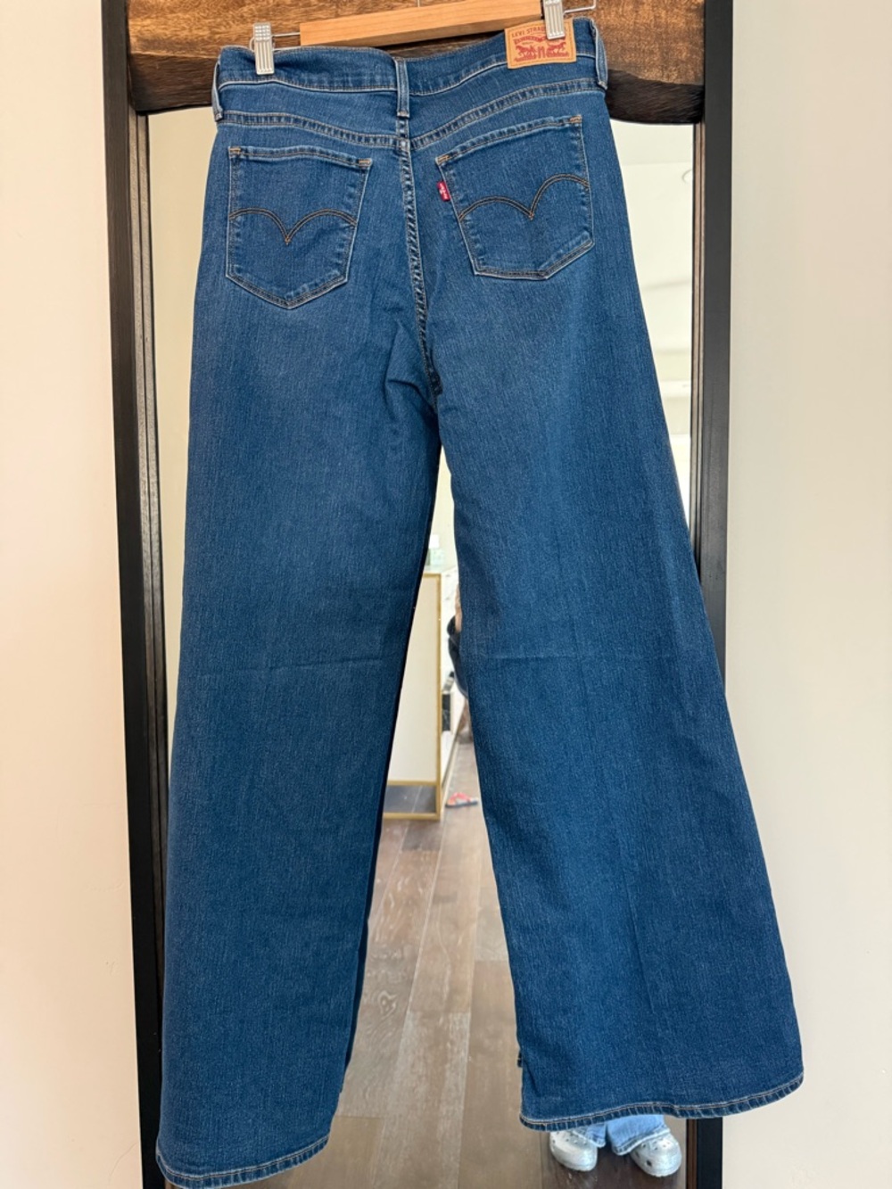 Levi’s 318 Shaping Wide Leg Jeans - Picture 4 of 7